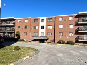 Building Photo - 900 Governors Dr