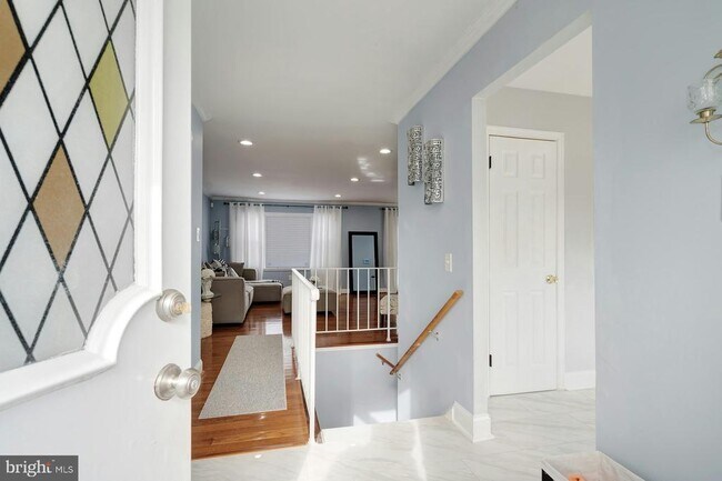 Building Photo - 900 E Tantallon Dr