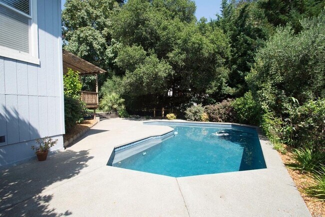 Building Photo - Beautifully Updated 5 Bedroom, 4 Bath Home...