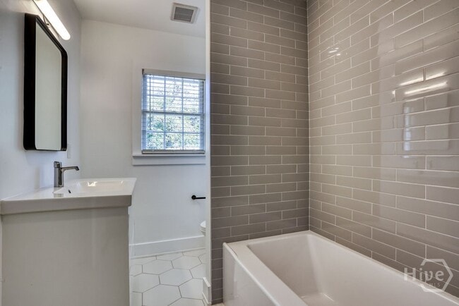 Building Photo - 916 Maupas Ave