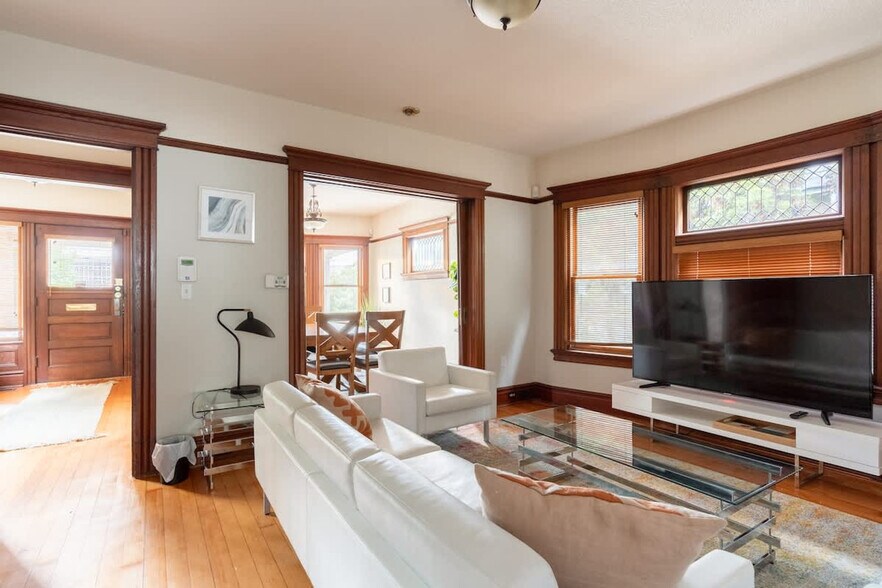 Building Photo - 26 NE 11th Ave