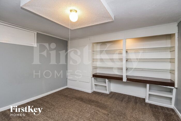 Building Photo - 705 NE Shady Ln Dr
