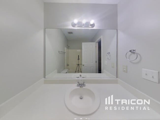 Building Photo - 1025 Brenton Dr NW