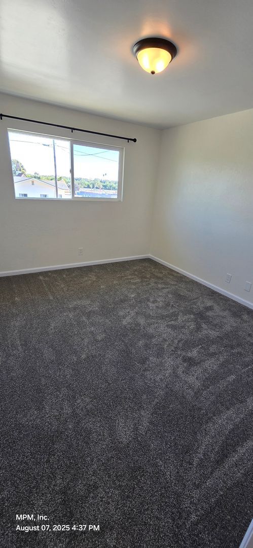 Building Photo - 2 bedroom 1.5 bath Apartment