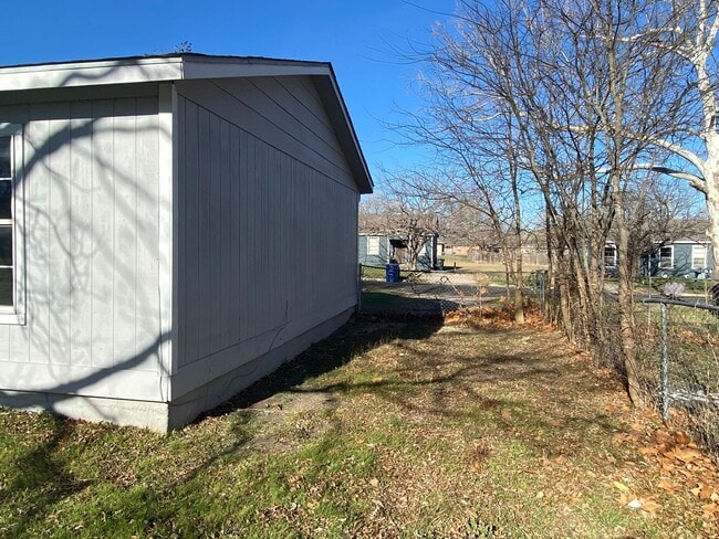 Building Photo - Single family home under $1000 a month