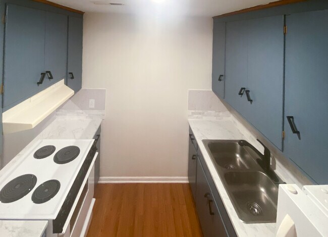 Kitchen - 2233 Woodland Shores Rd