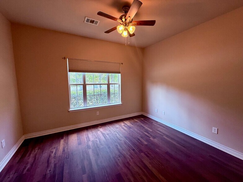 Building Photo - 587 Long Beach Dr