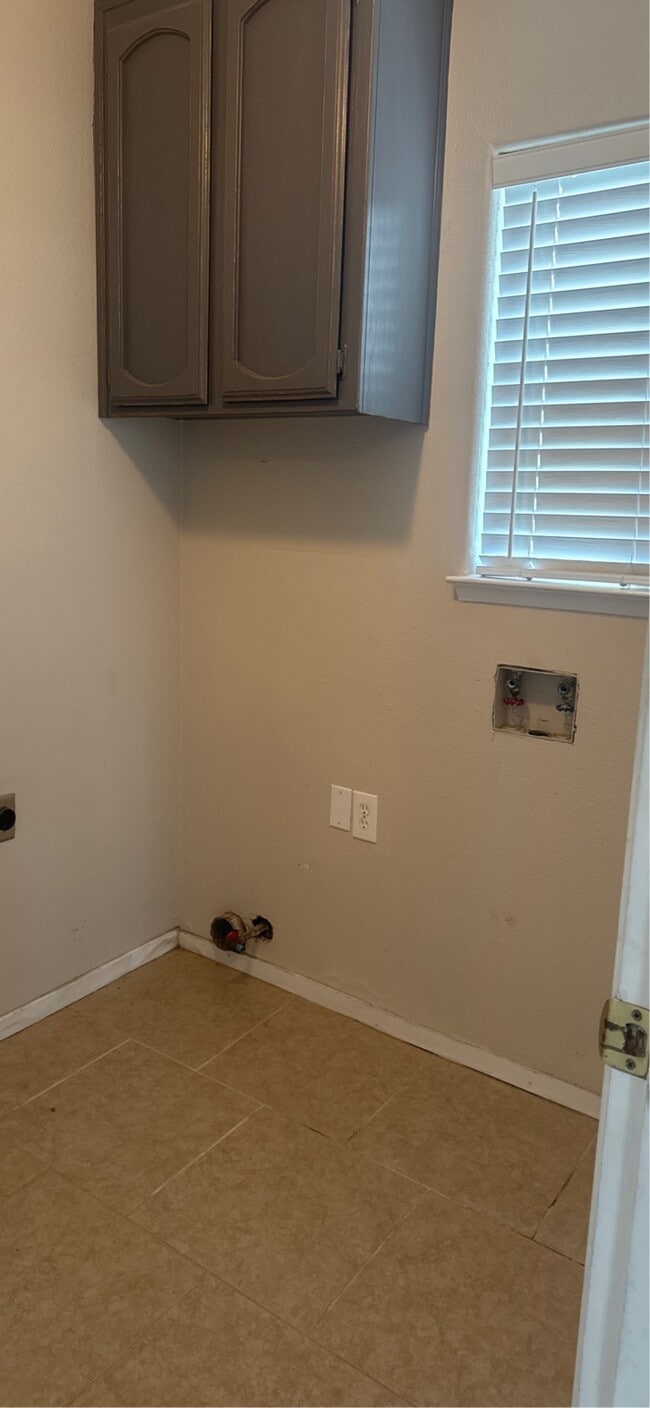 Building Photo - 10704 Sunset Canyon Dr