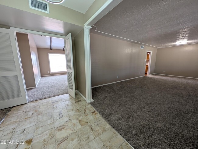 Building Photo - 612 Somerset Dr