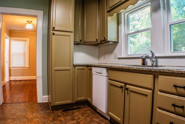 Building Photo - 1245 S Hawthorne Rd