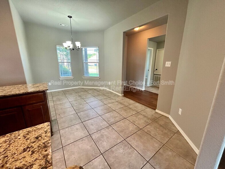Building Photo - 423 Ridge Point Dr