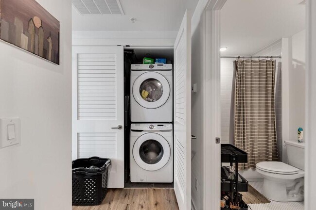 Building Photo - 304 Master St