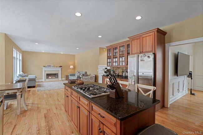 Building Photo - 484 Rosedale Ave