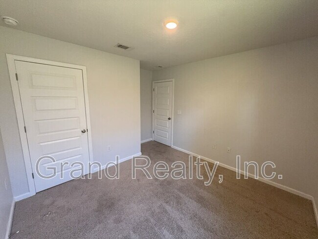 Building Photo - 5482 Peach Dr