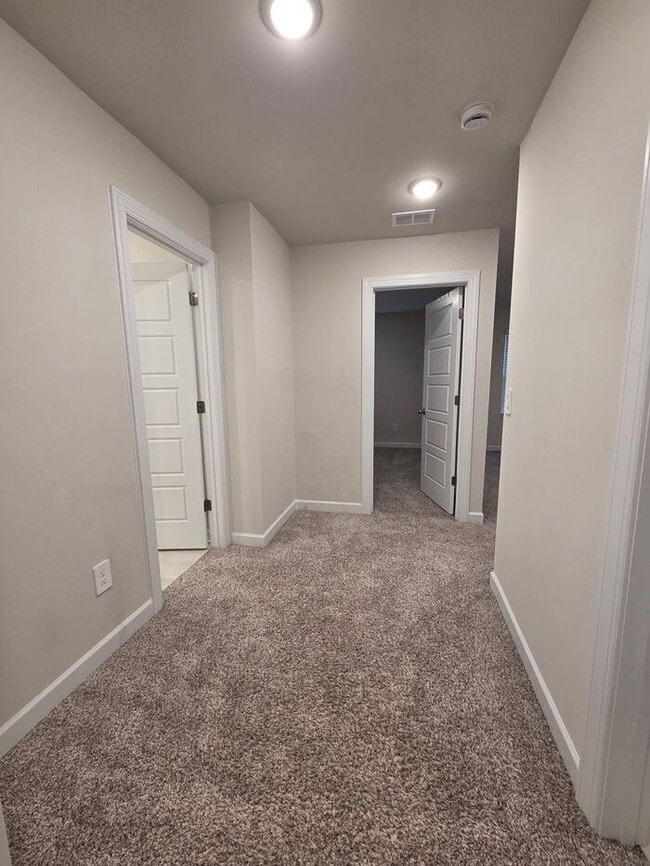 Building Photo - Beautiful and spacious! Ready for move in!