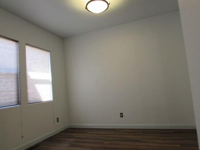Building Photo - 2096 Two Wood Dr