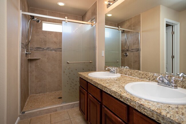 Building Photo - Well Maintained Home in Eastview Estates!