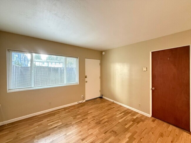 Building Photo - 2950wi