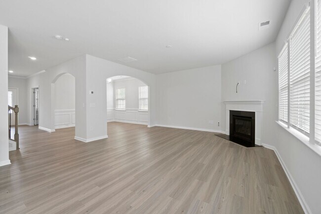 Building Photo - This Beautiful 4 Bedrooms, 2.5 Bathrooms i...