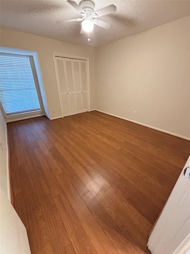 Building Photo - 2727 Briarhurst Dr