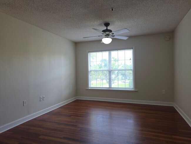 Building Photo - 2031 Dixie Belle Dr