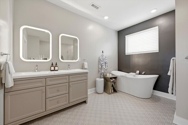 Building Photo - Detached Luxury 4BR/3B Retreat with Skyline Rooftop Deck, Wet Bars, Driveway & Massive Yard