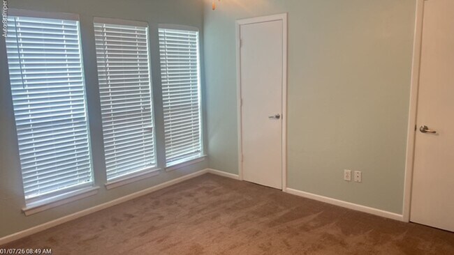 Building Photo - 3700 Dauphine Ct