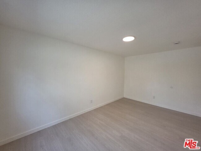 Building Photo - 912 N Ridgewood Pl