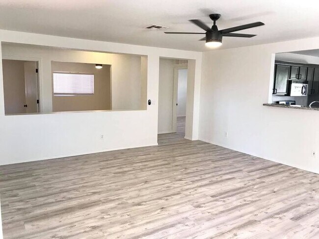 Building Photo - Spacious 3-bedroom plus den in North Phoenix