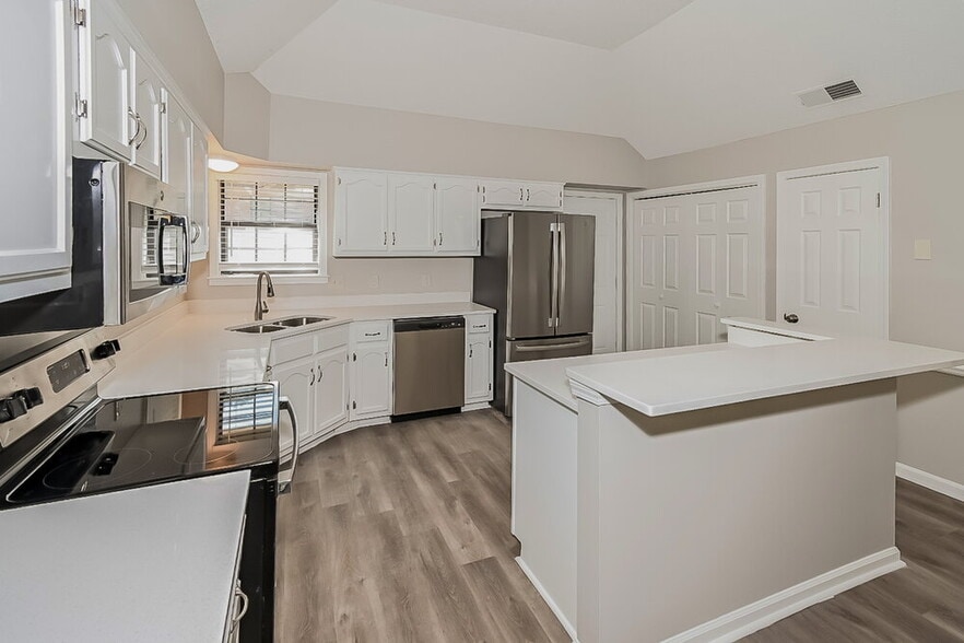 Building Photo - 822 White Pine Dr