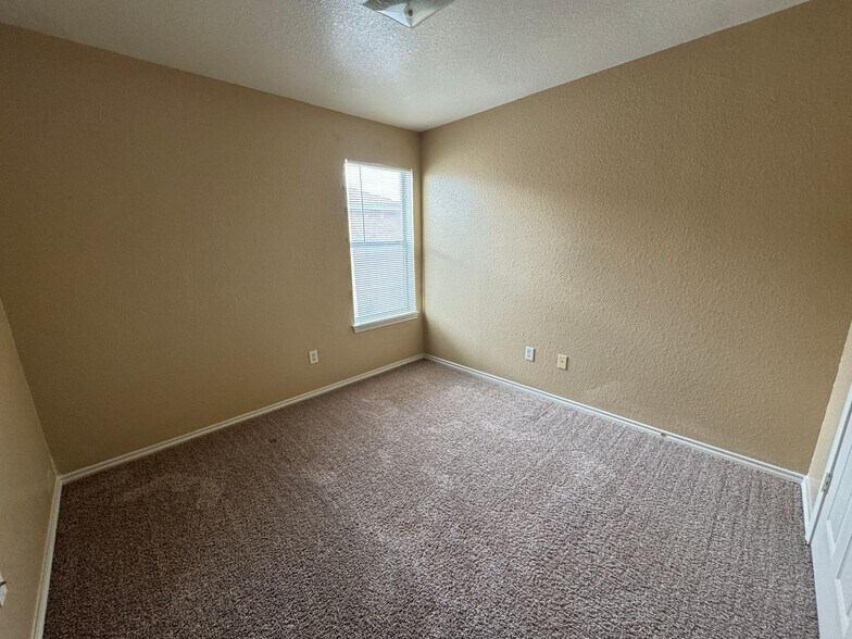 Building Photo - 3301 Hereford Ln