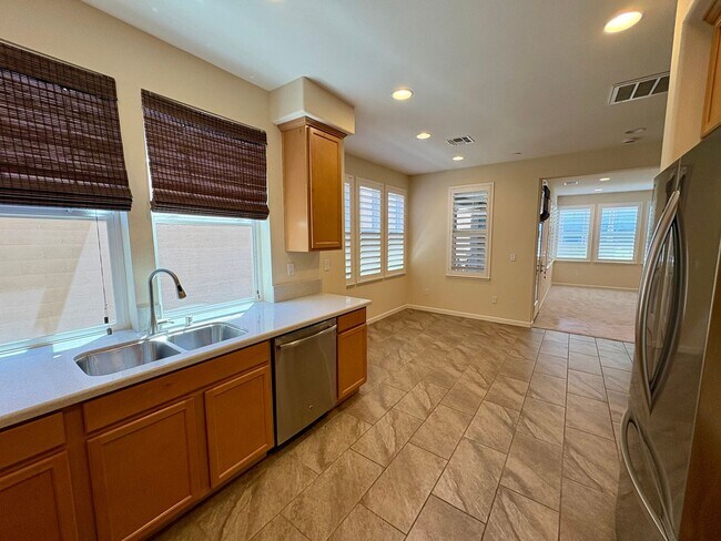 Building Photo - Spacious 4-Bedroom Townhouse