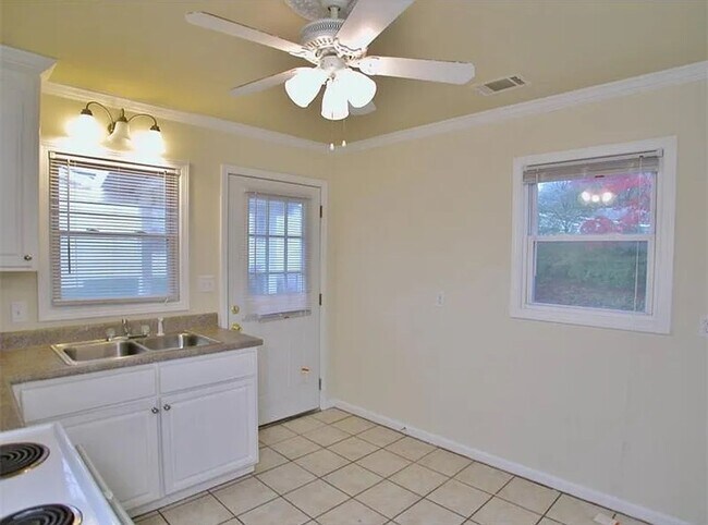 Building Photo - Charming 3 Bedroom home