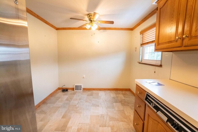 Building Photo - 129 Ridgefield Rd