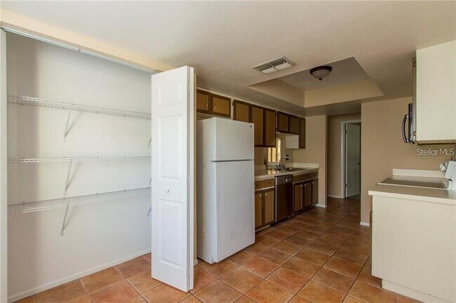 Building Photo - 1021 Breeze Dr