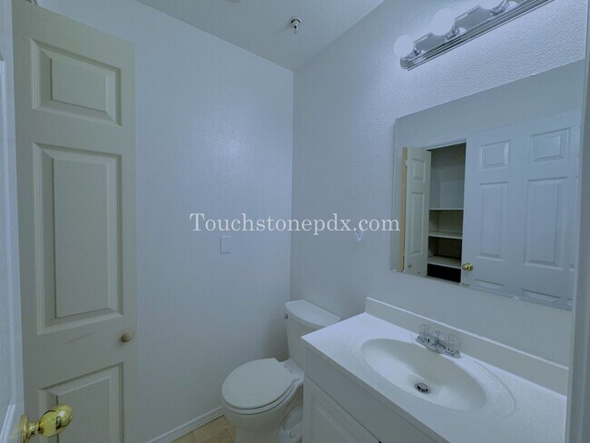 Building Photo - Light Filled 3 Bedroom Townhome with Deck, Attached Garage, and AC