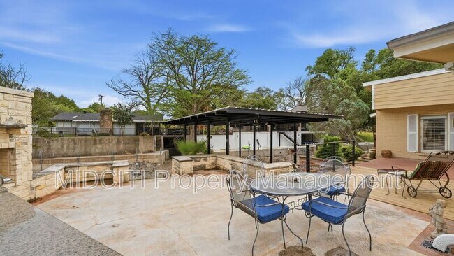 Building Photo - 156 Trelawney St