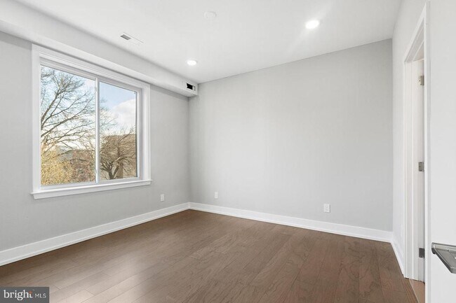 Building Photo - 1221 E Berks St