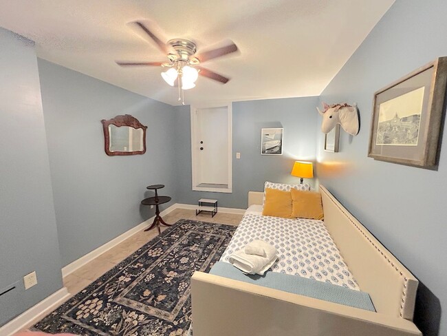 Building Photo - FURNISHED 2 BED | 1 BATH | VICTORIAN DISTRICT