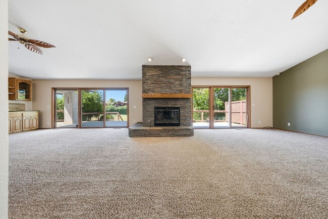 Building Photo - Beautiful Executive Level Rental on Golf Course