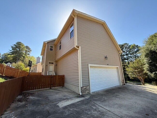 Building Photo - Newly Remodeled 4BD, 2.5BA Raleigh Corner-...
