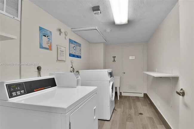 Building Photo - 9225 Collins Ave