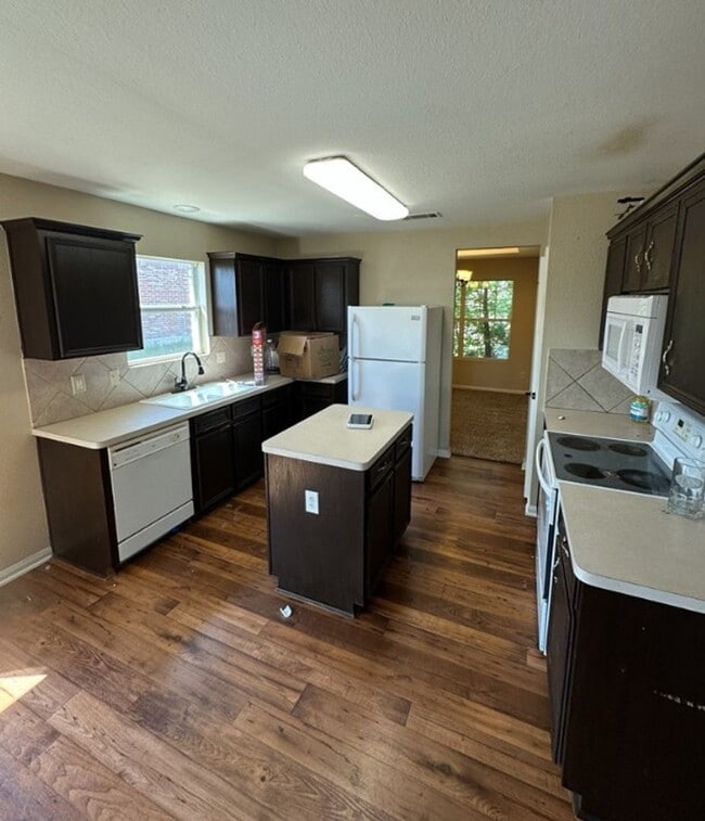 Building Photo - AVAILABLE NOW! (SECTION 8 ACCEPTED)