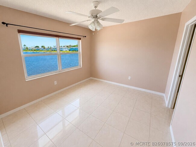 Building Photo - 1114 Lake Terrace