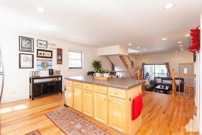 Building Photo - 4 bedroom in Chicago IL 60657