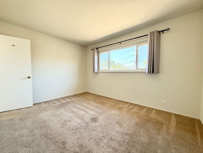 Building Photo - Spacious Ranch-Style Home with Bonus Room ...