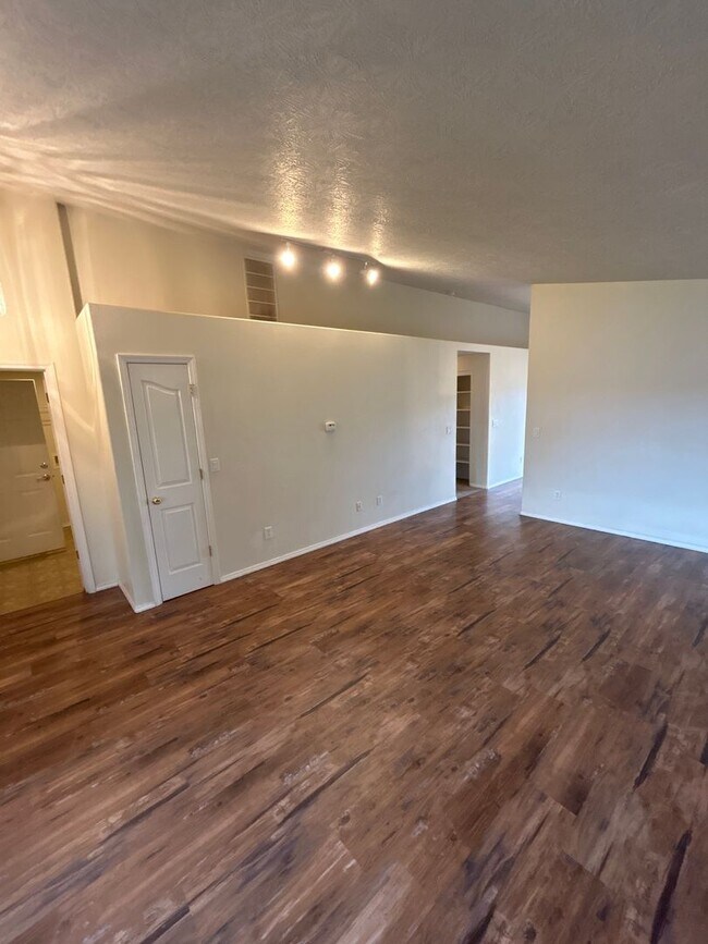 Building Photo - Beautiful 3 Bedroom 2 Bath Single Level Ho...