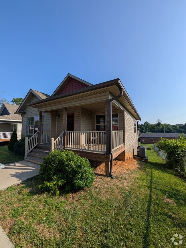 Building Photo - Beautiful home 3 minutes from ETSU!