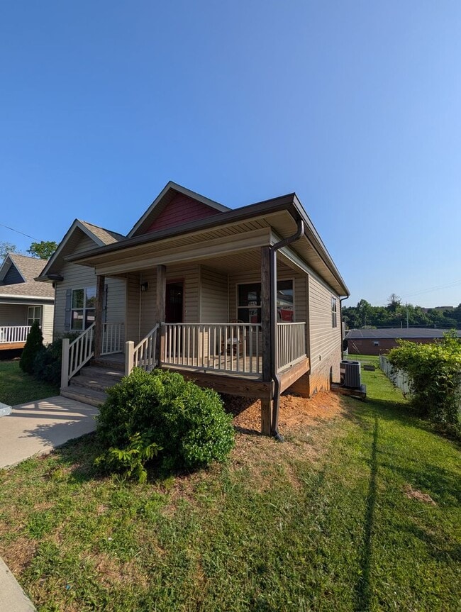 Building Photo - Beautiful home 3 minutes from ETSU!