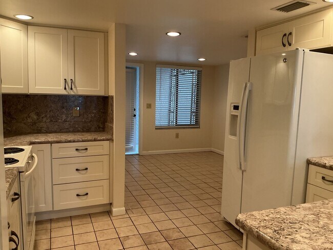 Building Photo - Lakeview Condo Available | Directly Across from Lake Hollingsworth